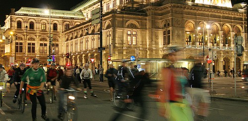 firday-night-skating-viienna-bicicletta-pattinare